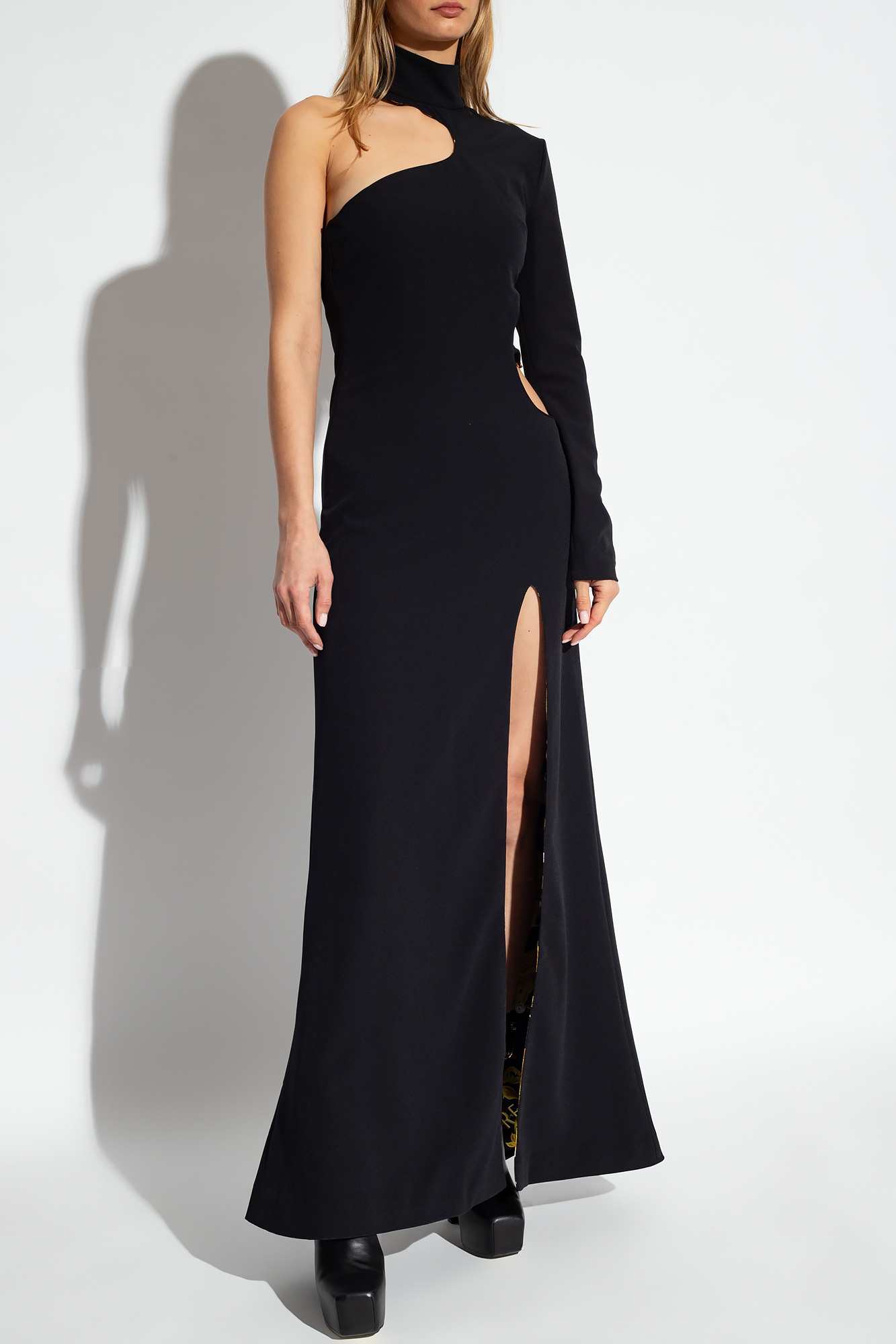 Above-the-knee dress features a round neckline - Black Maxi